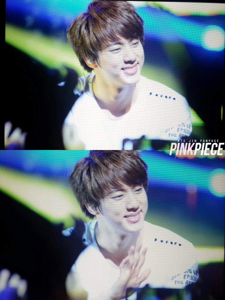 pinkpiece_jin's tweet photo. 141213 TRB in Singapore #진 사랑스러워💕 @BTS_twt http://t.co/CDK9EG8Rfi