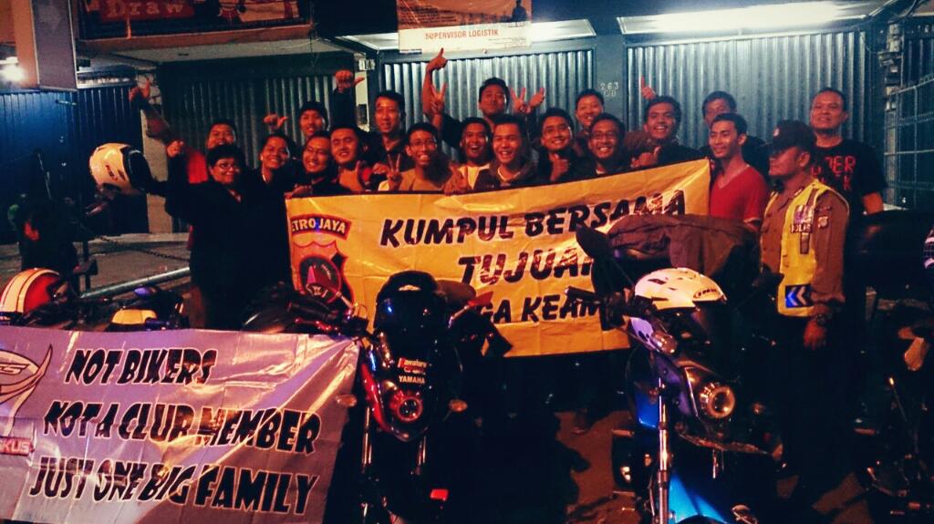 "<a href="/TMCPoldaMetro/">TMC Polda Metro Jaya</a>: 23:03 Petugas Polsek Beji @RestaDepok sambang di Acara Kopdar Byson On <a href="/kaskus/">KASKUS</a> .  <a href="/nugros_Jo/">Johan T Nugroho</a>"