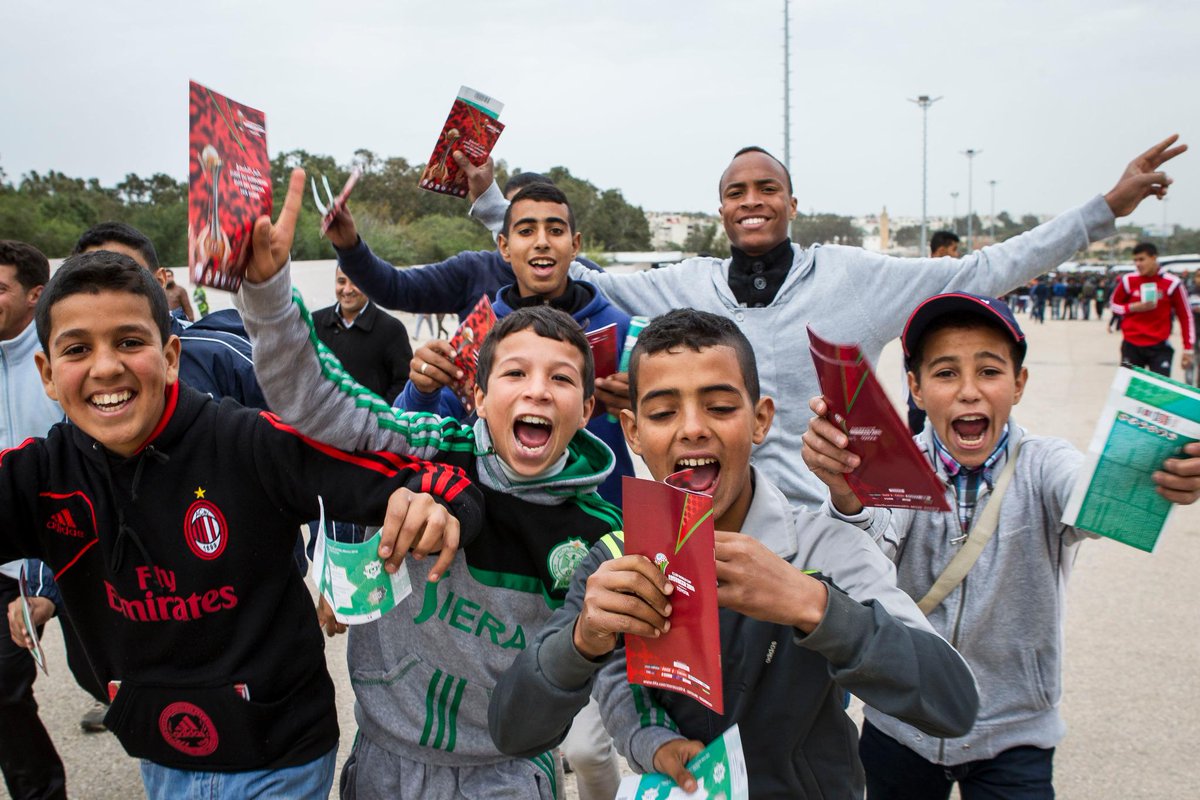 Migue_luk's tweet photo. Se vive un gran ambiente afuera del estadio "Principe Moulay Abdellah" #MundialDeClubes #recordphoto @record_mexico http://t.co/IL1rTnmLnh