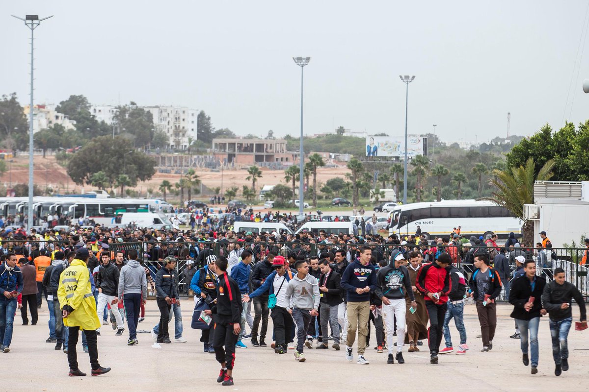 Migue_luk's tweet photo. Se vive un gran ambiente afuera del estadio "Principe Moulay Abdellah" #MundialDeClubes #recordphoto @record_mexico http://t.co/IL1rTnmLnh