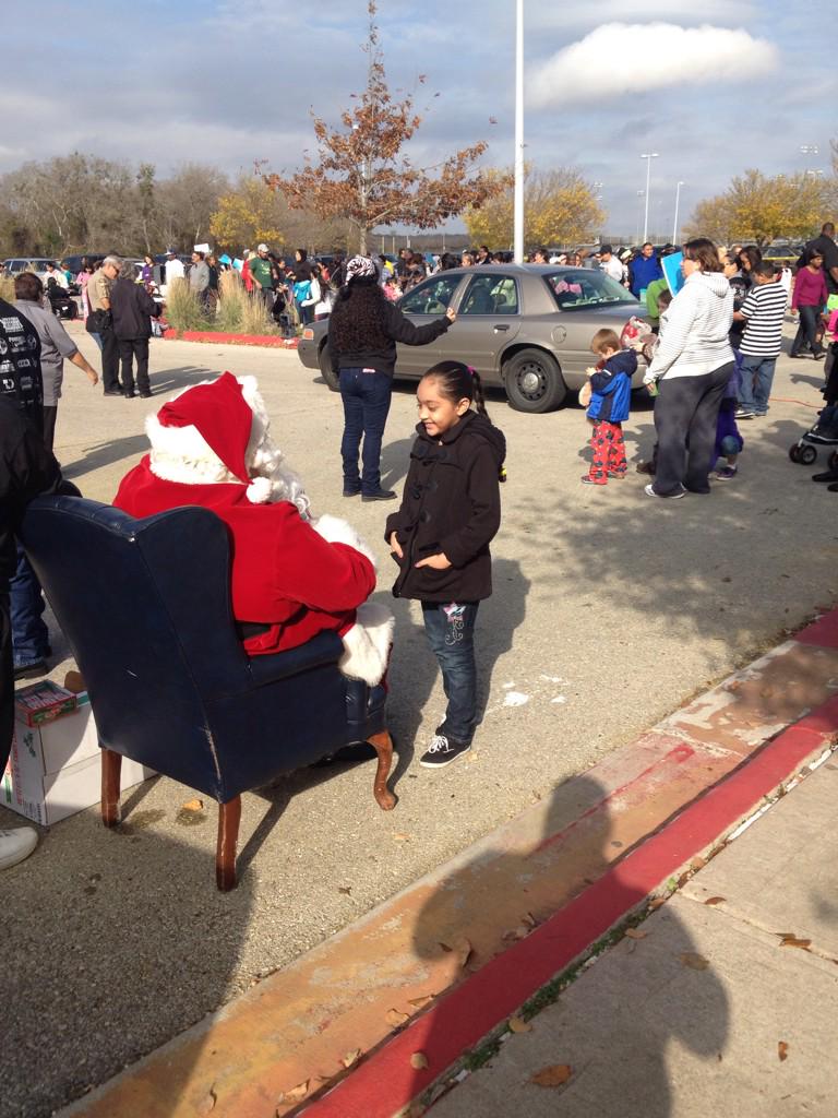 BrownSanta1's tweet photo. Pflugerville delivery in progress! Big thanks to Boy Scouts Pack 97 for helping out! @KVUE @KXAN_News @foxaustin http://t.co/xHGyPC9ym4
