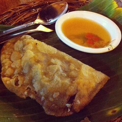 lizzystar8888's tweet photo. Naimas!!! “@vigantracker: Irene's Empanada 👌 #Legit #Vigan #EatRunWander http://t.co/Ovf1J2UUhA