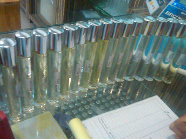 Parfum refil high kualitas hrga hemat.  pemesanan harga resseler,kirim luar dan dalam kota. 085261722002 pin 7D50FDA3