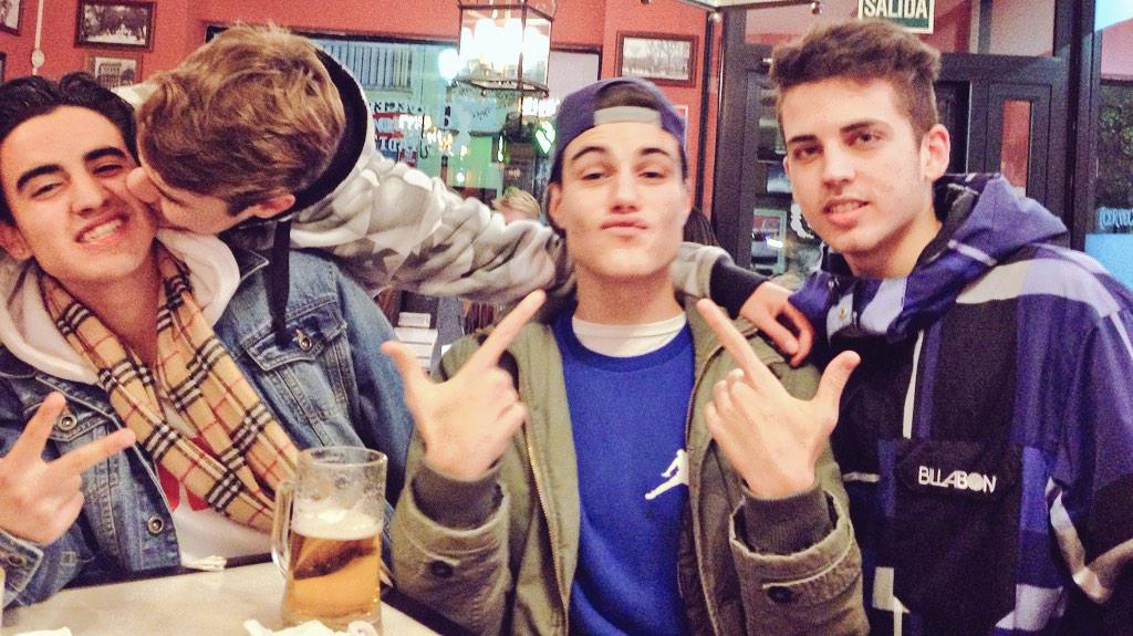 juuulen's tweet photo. 🍻😂 http://t.co/0uzHH3DiOM
