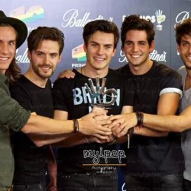 dvicio_cfvlc's tweet photo. Y es que estos chicos son los mejores!!@dvicioficial  premio artista revelación del año!!! http://t.co/nJlBdlyY6P