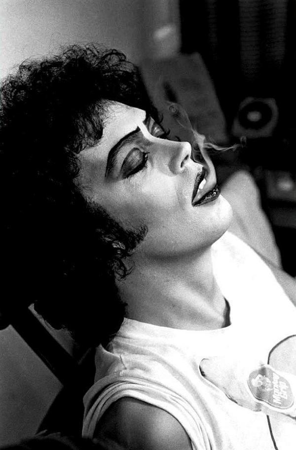 CoinWuTang's tweet photo. Tim Curry toma un descanso durante el rodaje de 'The Rocky Horror Picture Show', 1974 http://t.co/ju9qatuxat