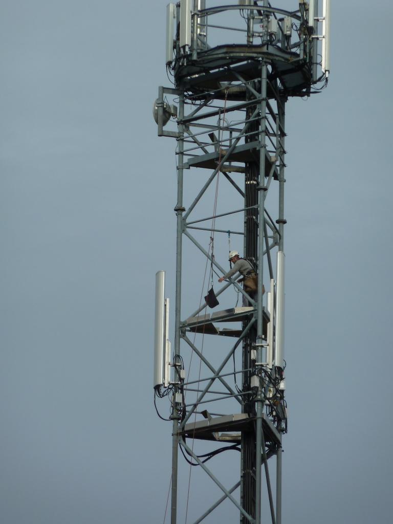 vachegti's tweet photo. #Freemobile Saint-Loubès. Installation panneaux radio en cours. #MonkeysAtWork http://t.co/rQD1Nw5qlX