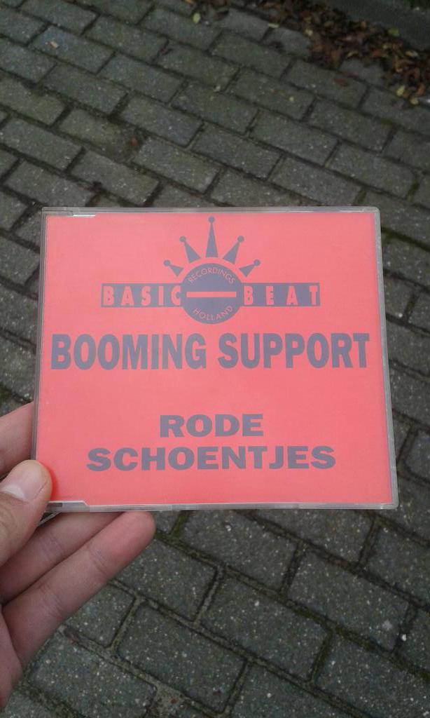 Materss's tweet photo. Nieuwe single gekocht :) 
#classic #derodeschoentjes #boomingsupport http://t.co/Qf1O66Jkyd