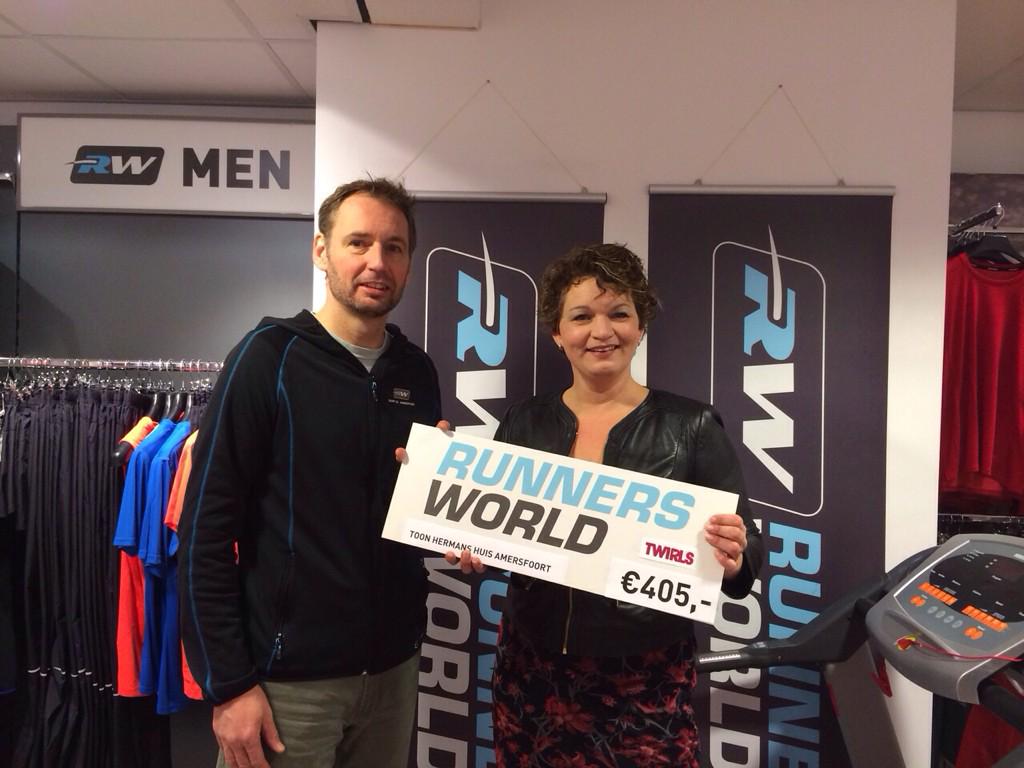 Jan Willem <a href="/runnersworldnl/">Runner's World NL</a> Kamp 25 overhandigt vz @wandadijkstra cheque van €405 voor het <a href="/toonhermanshuis/">Toon Hermans Huis Amersfoort (THHA)</a>! Bedankt!