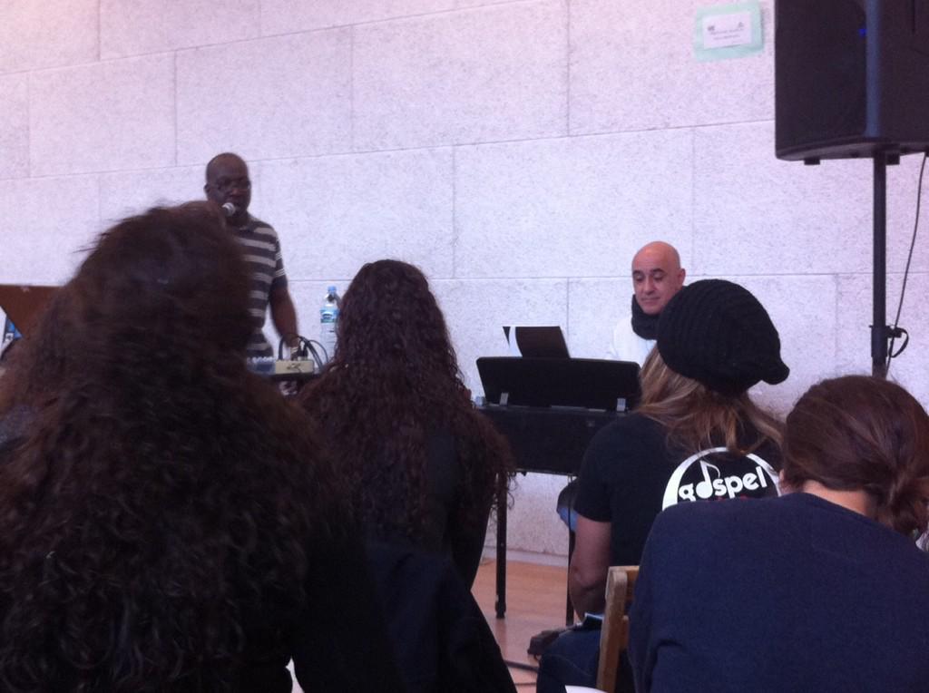 MonicaArmada2's tweet photo. Pasándomelo como una enana en el workshop de #DavidDaniel organizado por @Gospel_S_Voices #Tenerife 😄 http://t.co/KzmNKlhJdD