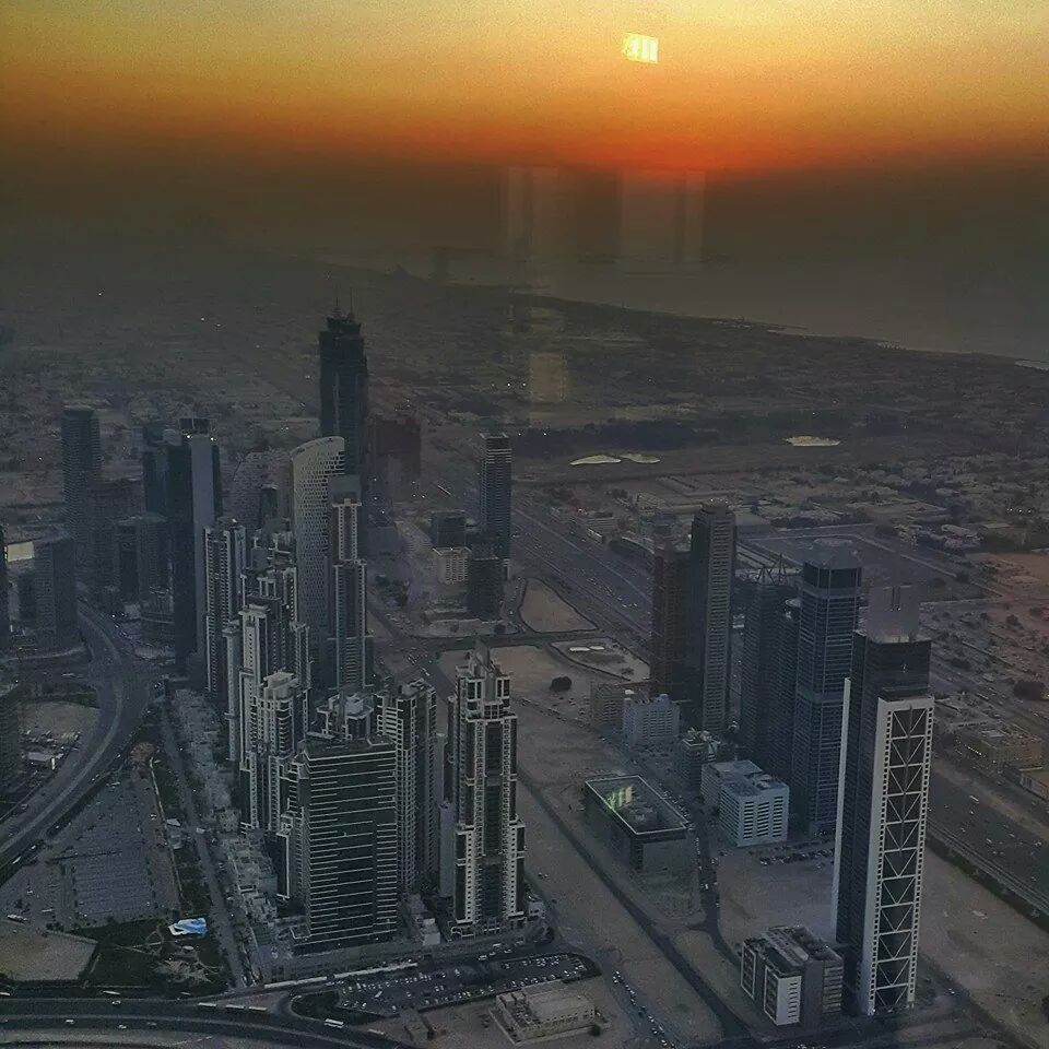 zidan949's tweet photo. #سحر_الغروب 
#يحدث_الآن 
مشهد الغروب الرائع من أعلى قمة برج بالعالم برج #خليفة  
عدسة الرائع *عبد الله دهول العوائد http://t.co/DShuidUQJ6