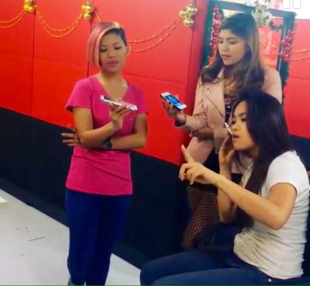 TRENDERAS's tweet photo. Huwag pong kalimutang manood ng #Trenderas π΅ππ
#HappySaPasko
#SamahangWalangIwanan http://t.co/hRDmjXahee