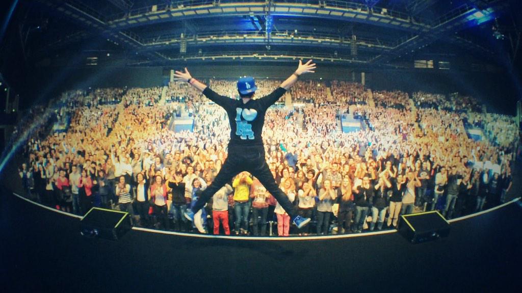 NANTES !!! Quelle Night de Fouuus!! Merci a vous les 5000 Ptits Lus !! RdV Le 30 Mai 2015! #VoilaVoilaZenithTour 😁😘✊