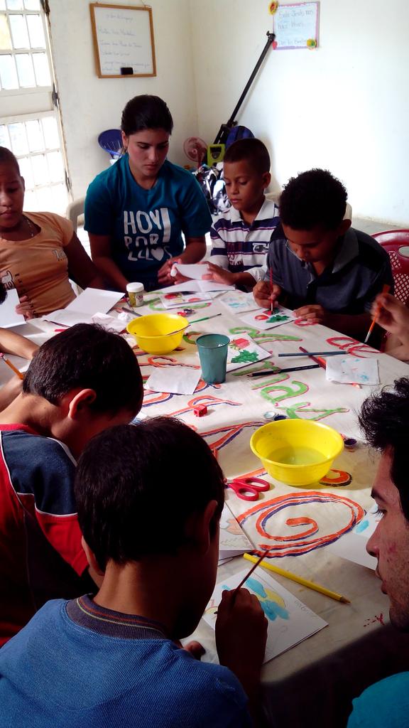 hoyporellosve's tweet photo. Hoy nos encontramos en la Villa Esperanza,  trabajando con los niños, porque hoy y siempre sera por ellos. http://t.co/I52H2HebVb