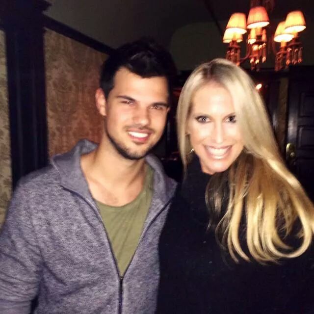 TLautnerINA's tweet photo. New fan photo of Taylor. Photo by triciamccrone 12/12/2014 http://t.co/5GpAHqg7Ug