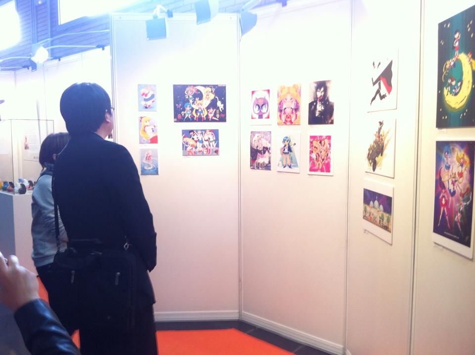 poderlunaexpo's tweet photo. ¡ Mostrando la expo a los responsables de la Embajada de Japón @japanemb_spain en #SalonComicZgz ! @SalonComicZgz http://t.co/9pUVaSB4x4