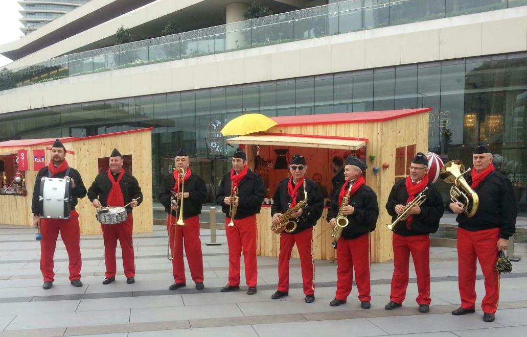 ZorluCenterAVM's tweet photo. Zorlu Yeni Yıl Köyü'nde Yılbaşı Festivali devam ediyor! #zorludayeniyıl http://t.co/7jg8rcLE0c