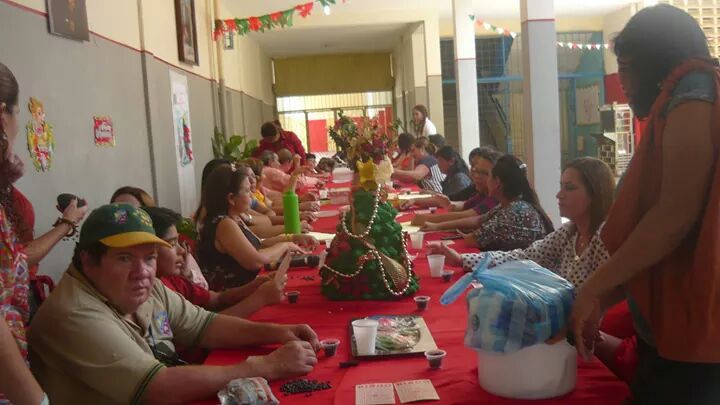 udonperez2009's tweet photo. Compartir navideno con toda la familia udonperista prof., adm., Obreros  @cristalinof @liceosjovenes @antcastejon http://t.co/ox97Gvhtd6