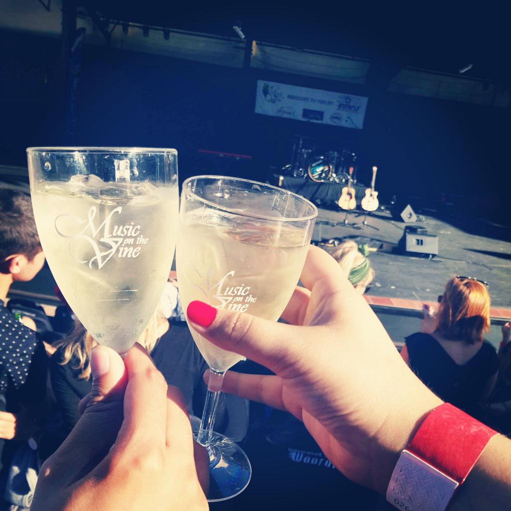 21nicoledf's tweet photo. Jolling with Jeremy Loops tonight at Spier  #musiconthevine @darrenvrede http://t.co/ff496klMQY