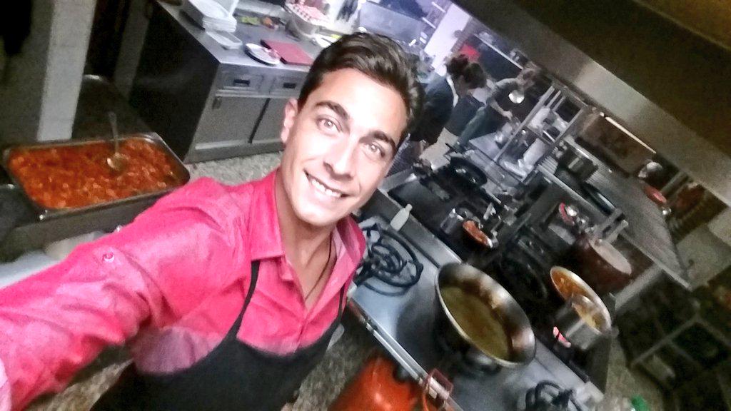 JuankarGH14ofic's tweet photo. Aquí en caraquiz echándole una manita a mi tio en su mesón!!De chef jijiji http://t.co/XUKv2LblNL