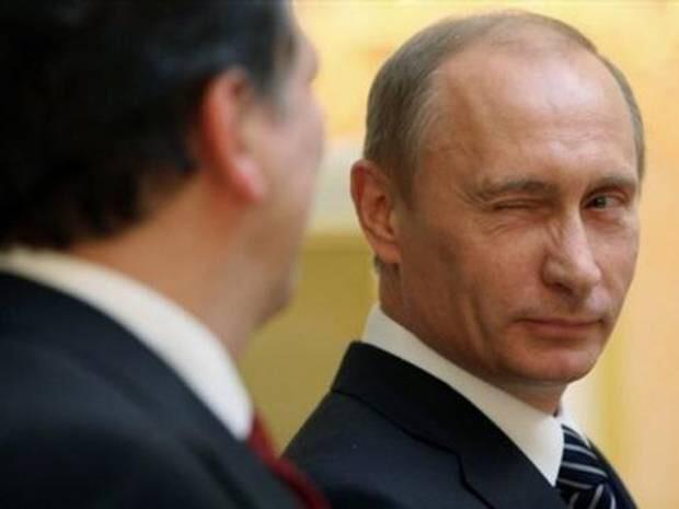 OpYuletree's tweet photo. "Call me later, babe" - Putin to mystery man #operationyuletree http://t.co/Zei15S4qye