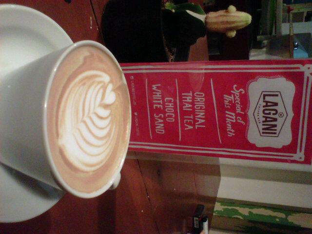 Farida_Wulan's tweet photo. Coffe latte at @lagani_coffee  :3 http://t.co/vz5r2fADOL