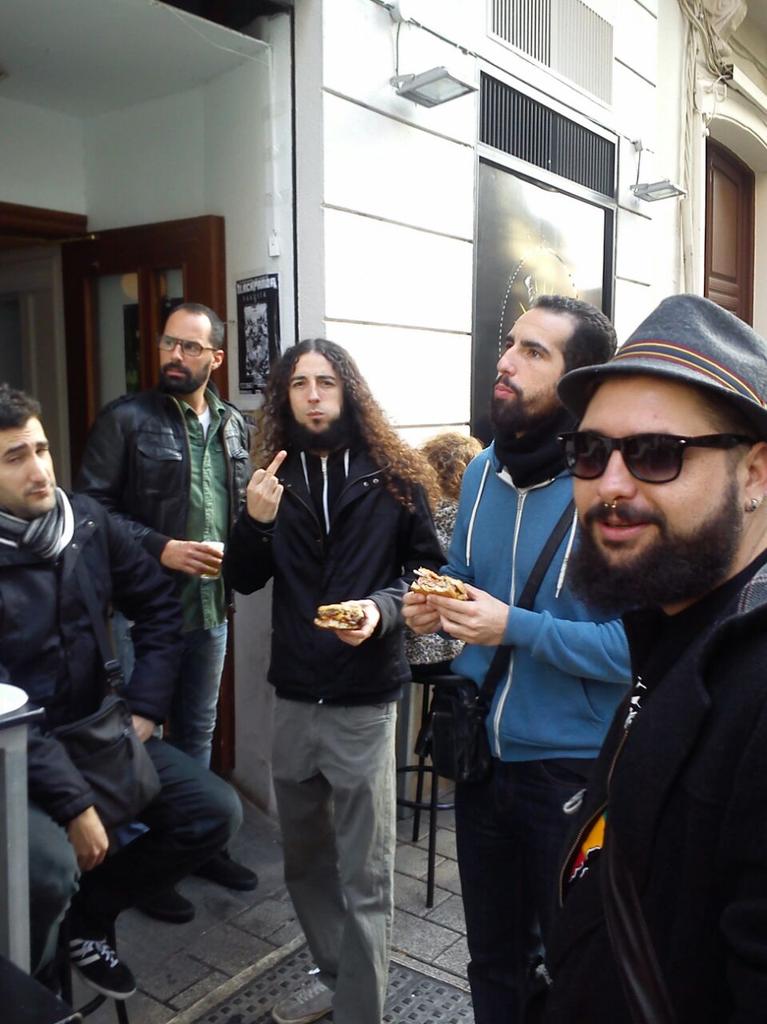 lasanchez_snte's tweet photo. Calentando motores antes de la prueba de sonido!!! #burguerfest #sancheznoteenganches #velvetclub #Malaga http://t.co/EU942lOPln