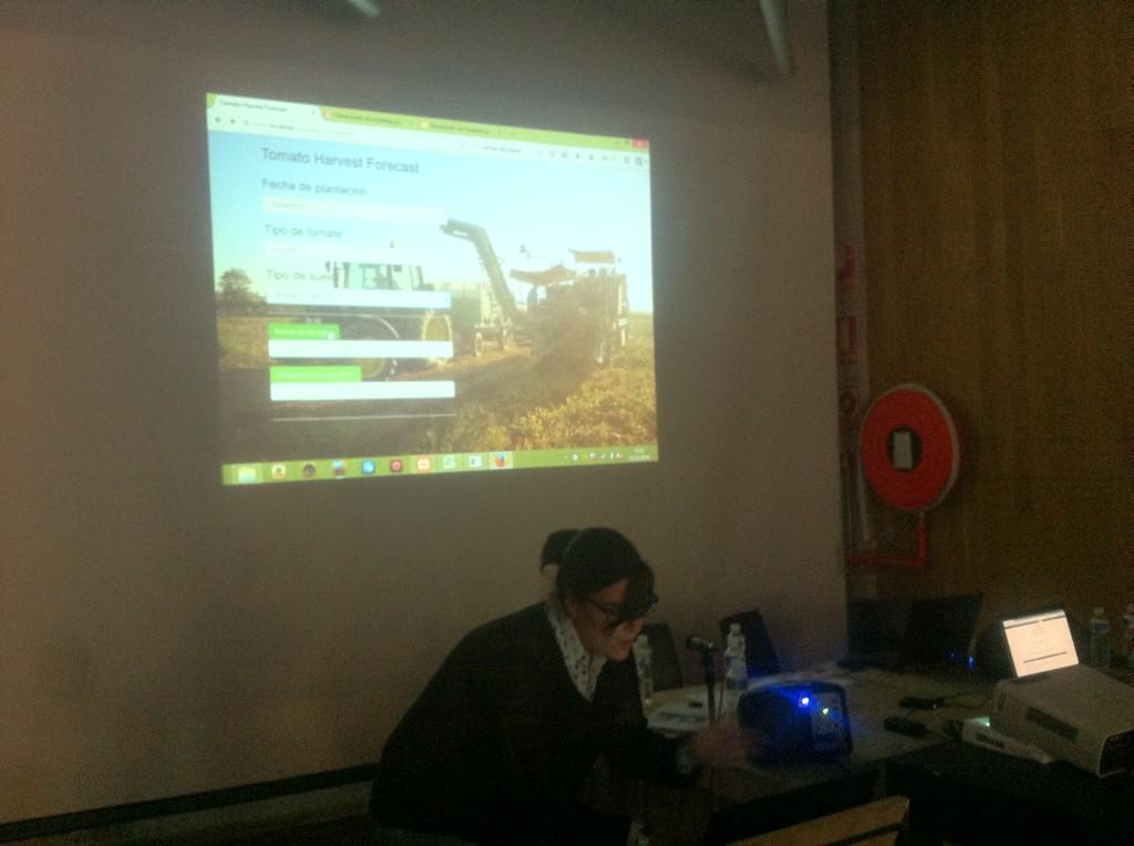 HackGriculture's tweet photo. El turno ahora de @CTAEX_CIT presentando la aplicación "Tomato Harvest Forecast" http://t.co/TA8SdgZ1UU
