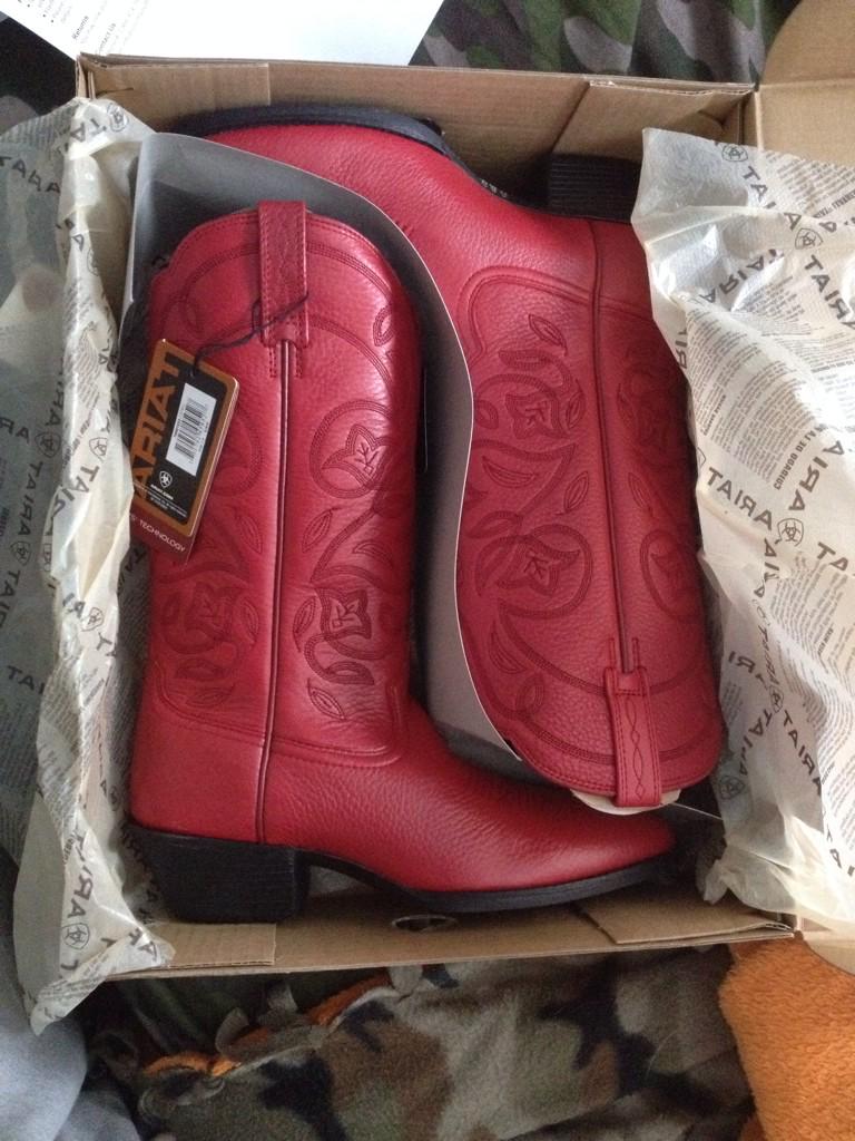 CountryYankee's tweet image. New boots...not sure if I like them or not.