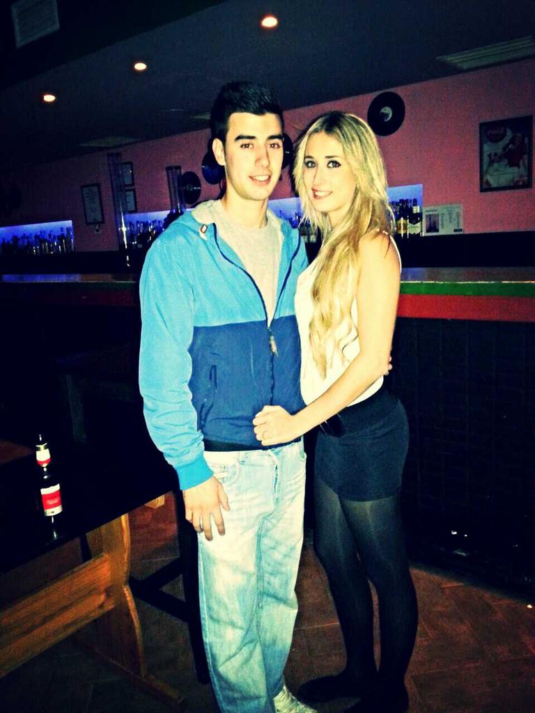 noralazaro92's tweet photo. A esto se le llama felicidad 😆😆 @Jairo84c bebe eres especial 😘 http://t.co/dJrkks6rh1