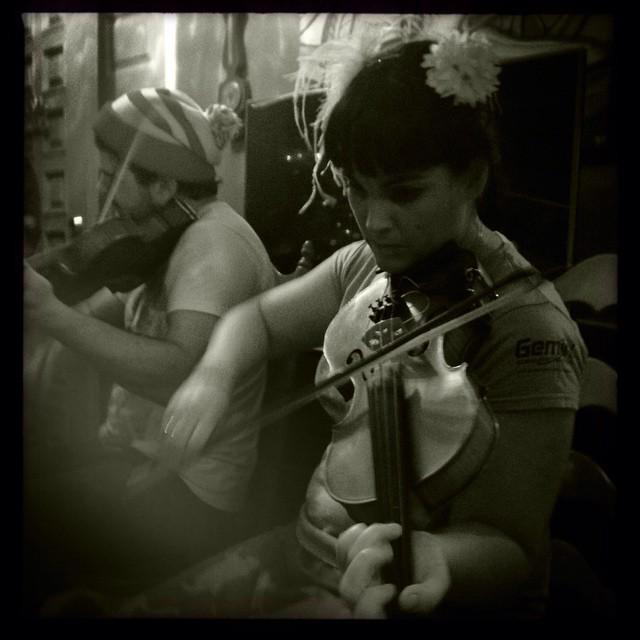 ShannonPratt's tweet image. One last photo from last night of @tamzzs &amp;amp; @aaronpcrane doing what they love #fiddling. ift.tt/1wmQfwR