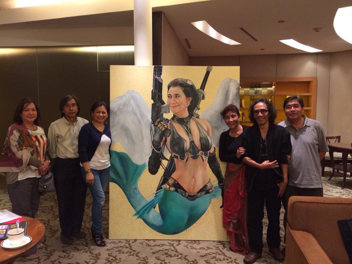 Susi Pudjiastuti foto brg pelukis Heri Budiono n Romo Sindunata. Lukisan dipamerkan di Bentara budaya jkt.