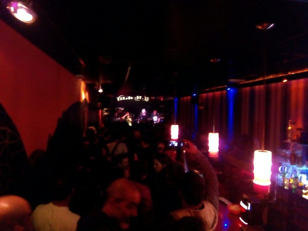 VenenoStereo's tweet photo. La Karraska sonando en nuestra sala. Lleno total http://t.co/3dhdHGpZjH