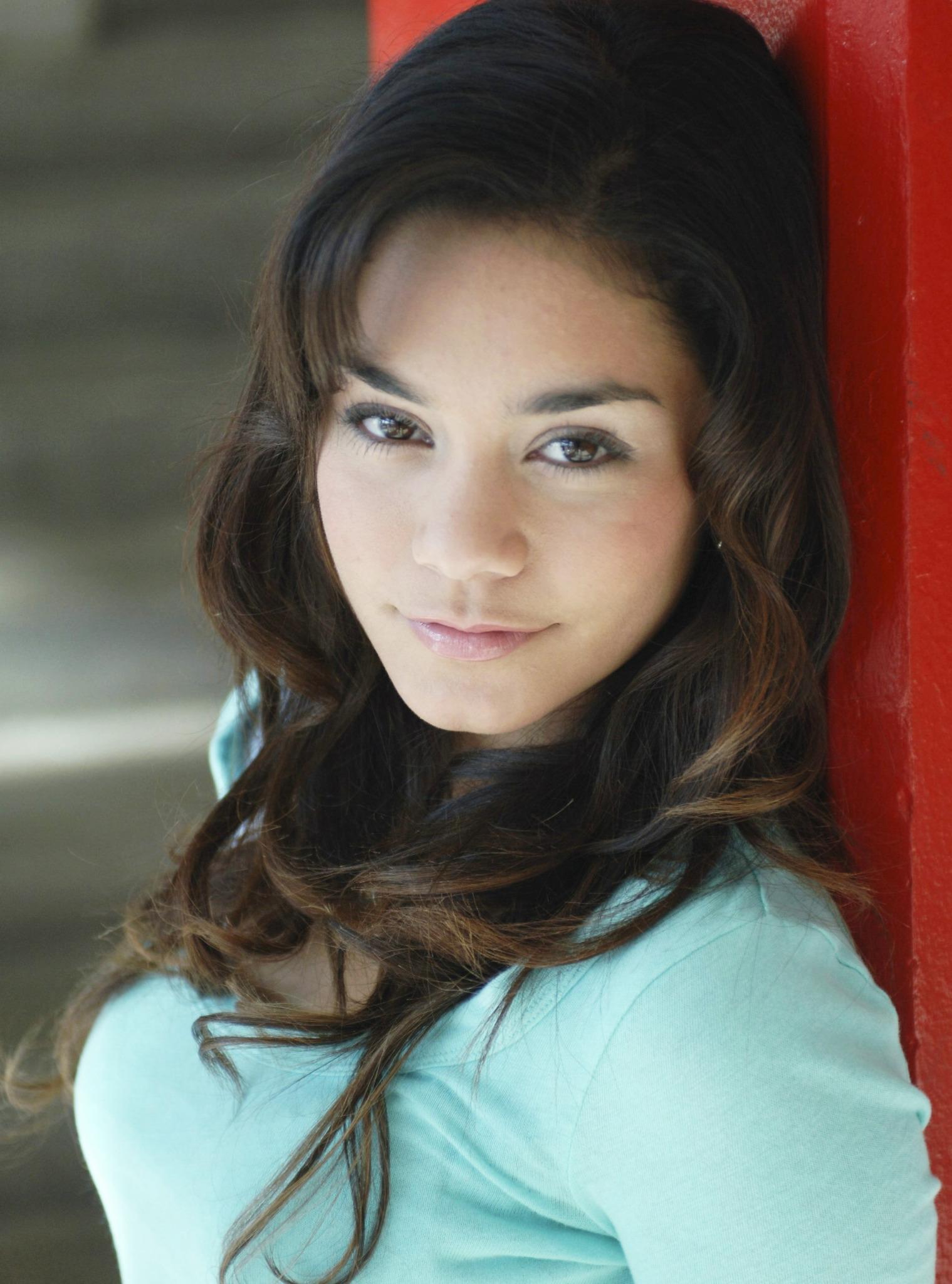 " Dá pra acreditar que a Gabriella Montez vai completar 26 anos amanhã? Happy Birthday Vanessa Hudgens 