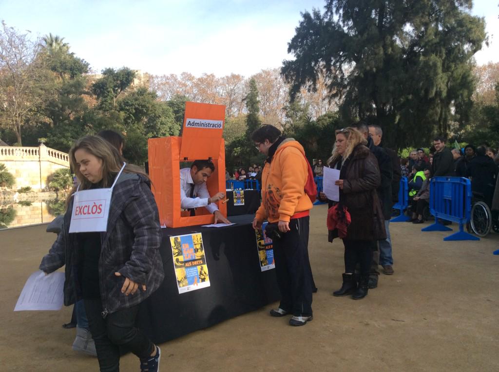 _dincat's tweet photo. Gràcies a #Dispiera q ha escenificat el #dret als serveis i les dificultats q tenim per accedir-hi. #enganxatdrets http://t.co/3IikOWY2jI
