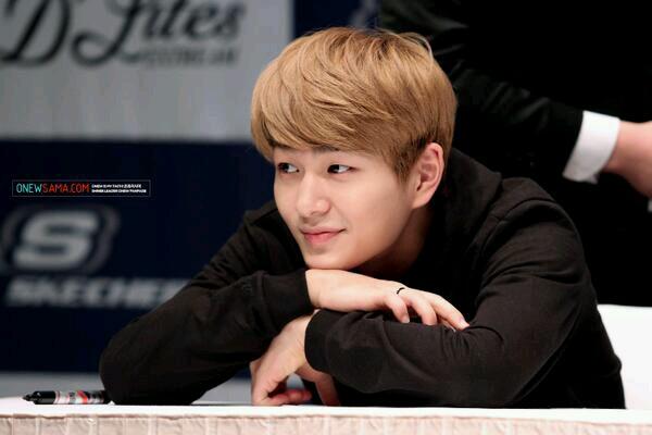 _o1_n4_e2_w2_'s tweet photo. "@1414To: #26YearsOfOnew 💕💕💕
Cutest ㅠㅠ http://t.co/O8hl5iMZGQ"