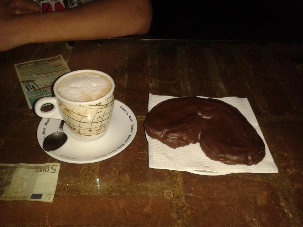 guinolcafe's tweet photo. Cafe con leche + palmerita de chocolate = 1,5€!! Tus meriendas en GUIÑOL CAFE #guiñolizate http://t.co/rN9s6TTkWC