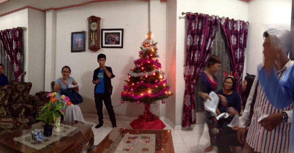 EntySimanjuntak's tweet photo. Aaaaa sweet home.. ♥♥ gomawo «@sondangsirait_ @super_deco Caroling day 1. Rumah siapa ya?😂 http://t.co/x2nrr8CRaz»