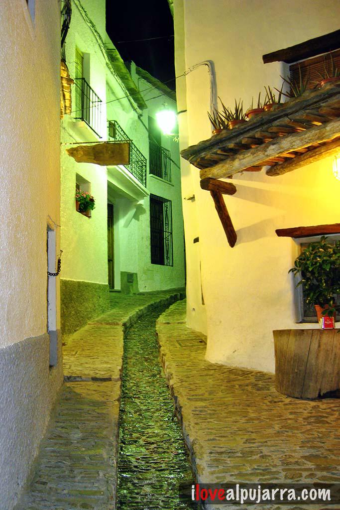 ilovealpujarra's tweet photo. Recorriendo de noche las preciosas y tranquilas calles de #Pampaneira.
#Alpujarra #Granada #TurismoRural #Turismo http://t.co/XLNqRCClbj