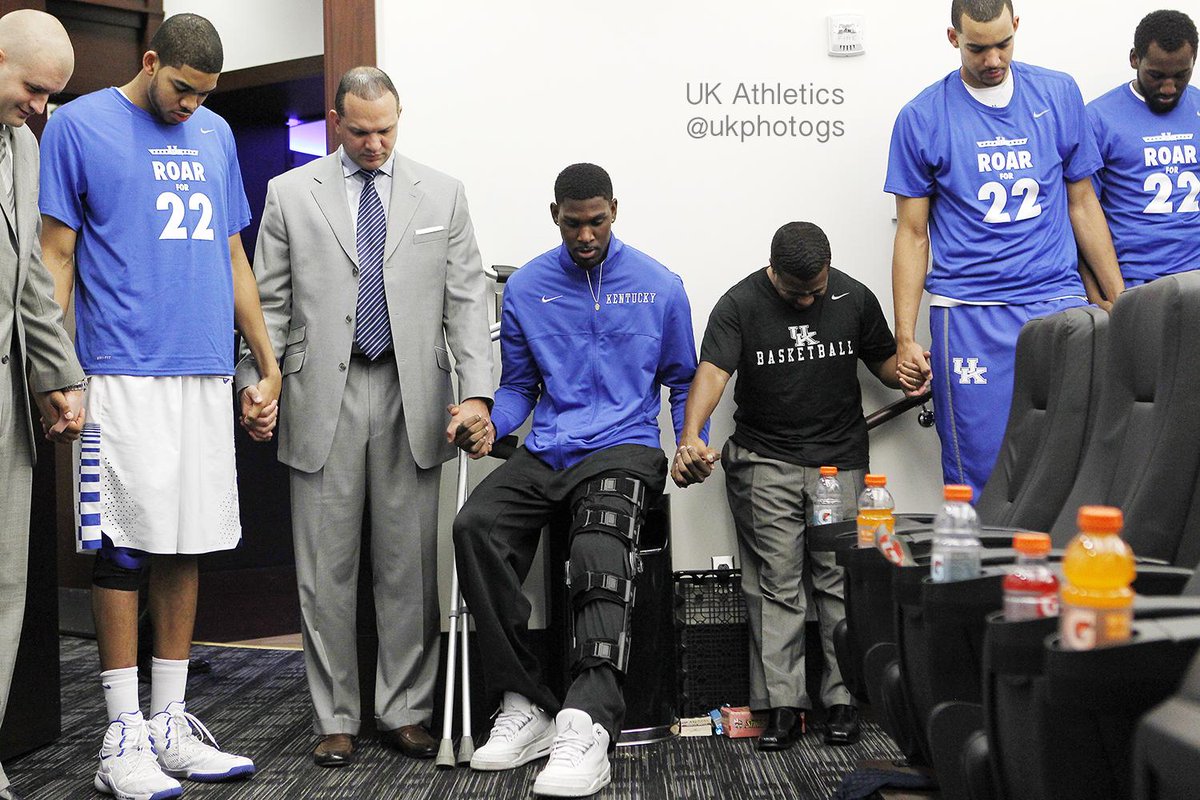 UKphotogs's tweet image. .@AlexTheGreat22 leading team prayer prior to tip. @KentuckyMBB leads the Tar Heels 49-34 at the half #BBN #weareuk