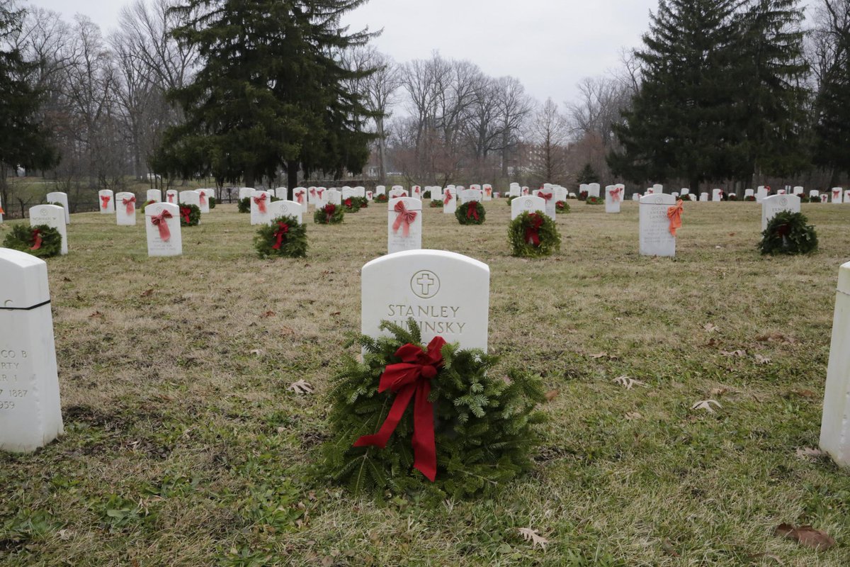 davebangert's tweet image. Laf Gold Star Moms rule. "@mikellivingston: More than 1,800 wreaths placed today at @INVetsHome for @WreathsAcross. http://t.co/8fsCGLNqRV”