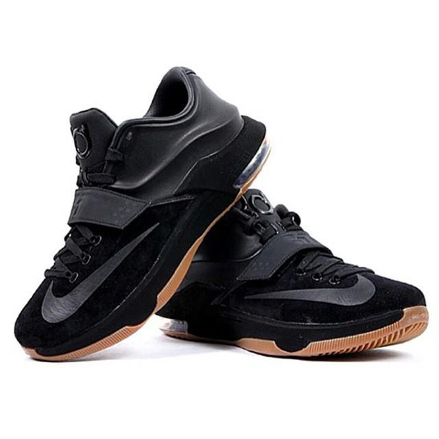 SneakerShouts's tweet photo. The Nike KD 7 "Black Suede" with a gum bottom dropped today. Grab a pair here: http://t.co/hApow8QDZ1 http://t.co/fLVFT5TT3m