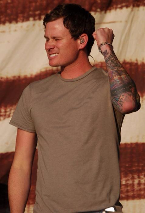 Happy birthday to my idol, Tom Delonge 