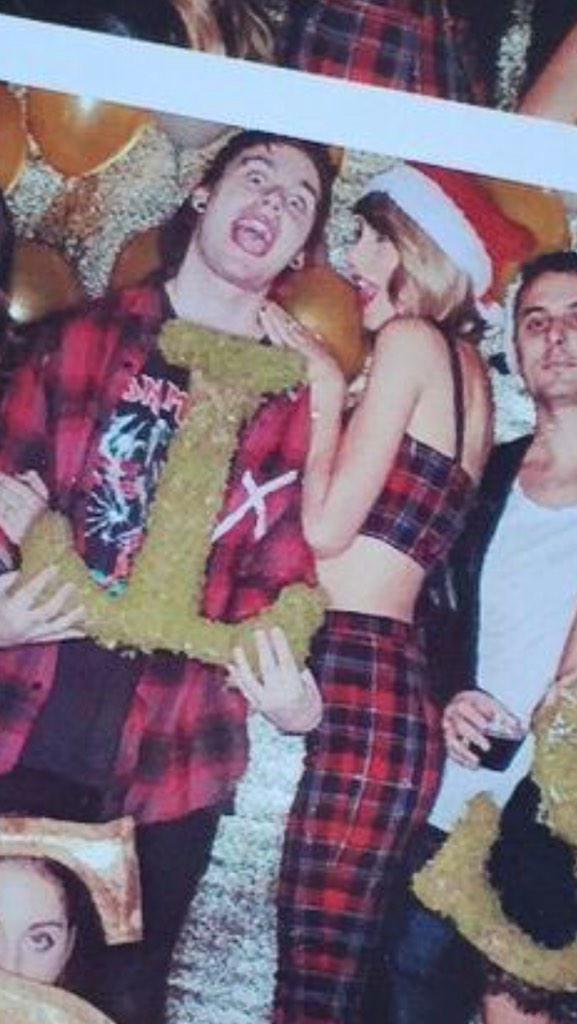 febysinaga's tweet photo. "@5SOS_Update: @5SOS_Update I'm dead and gone http://t.co/mRRzo4LAZZ" rip me