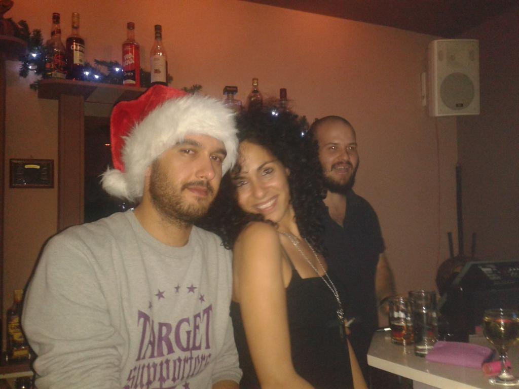 maria_mpt's tweet photo. Etsi pernAme sta karaoke...kai shmera live sto @rakomeladiko http://t.co/ATlWxCVXDk