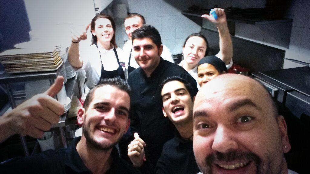 abelmendezg91's tweet photo. La unión hace la fuerza con "K". Hosteleros de bien, es nuestra noche. #buenviaje @R_lakasa @Cesarmartincruz http://t.co/cBxlAHngvD