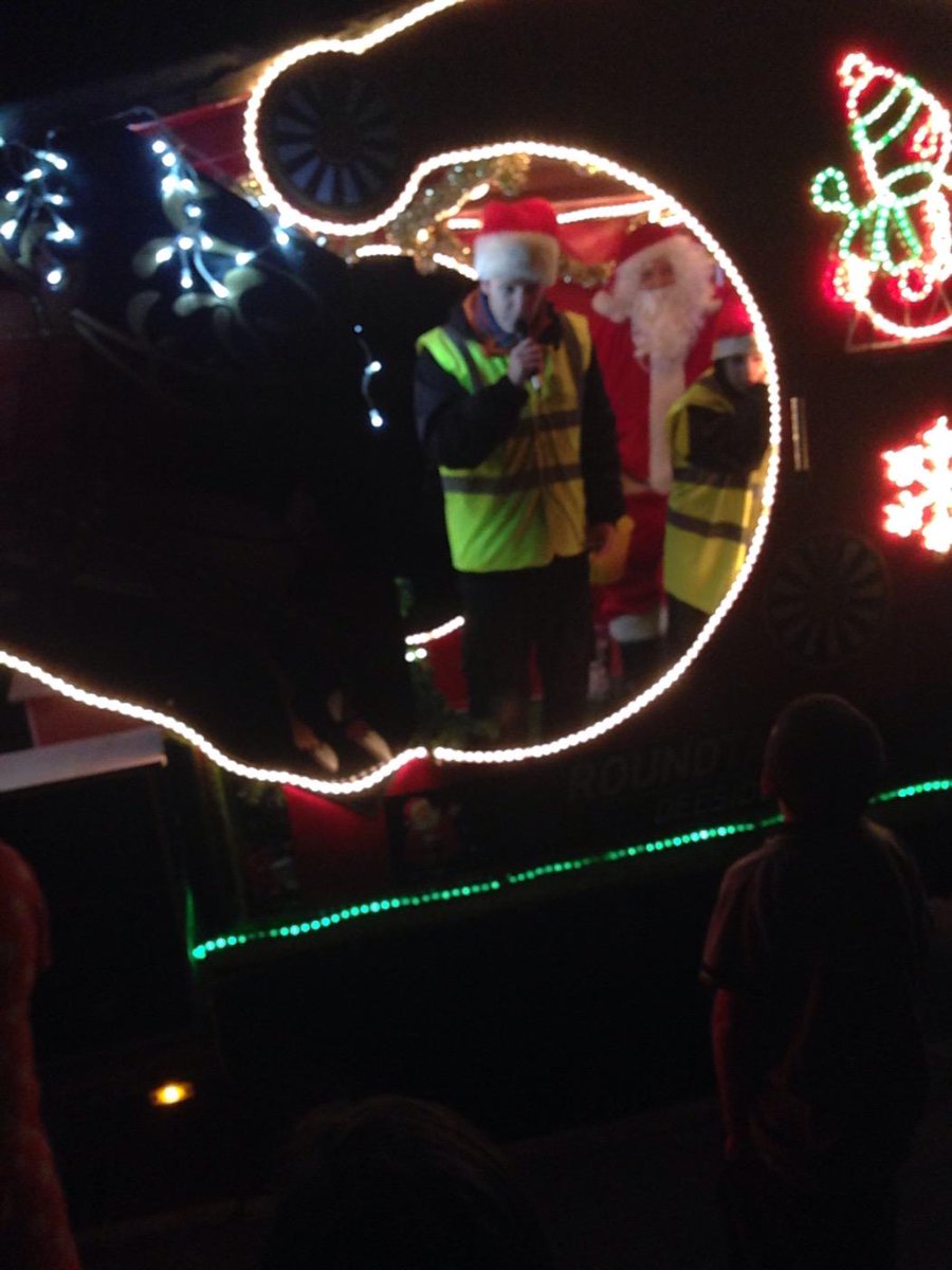 Labour4Golftyn's tweet image. Great seeing @DeesideRT out with Father Christmas tonight. #helpsanta