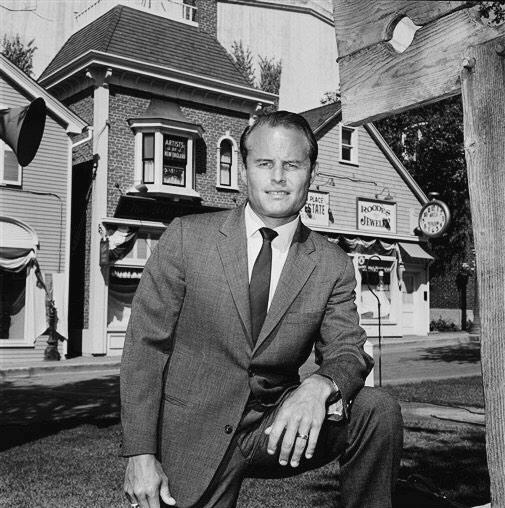 Happy Birthday to Oscar-winning producer Richard D Zanuck. Bringing us the Planet of the Apes franchise, JAWS & more 