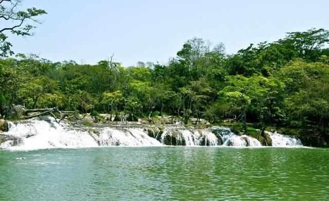 Erubiel_Alonso_'s tweet photo. "Cascadas de Reforma" Localizada en el municipio de Balancán, a 7 km de la desembocadura con el río Usumacinta http://t.co/9w06NBqREy