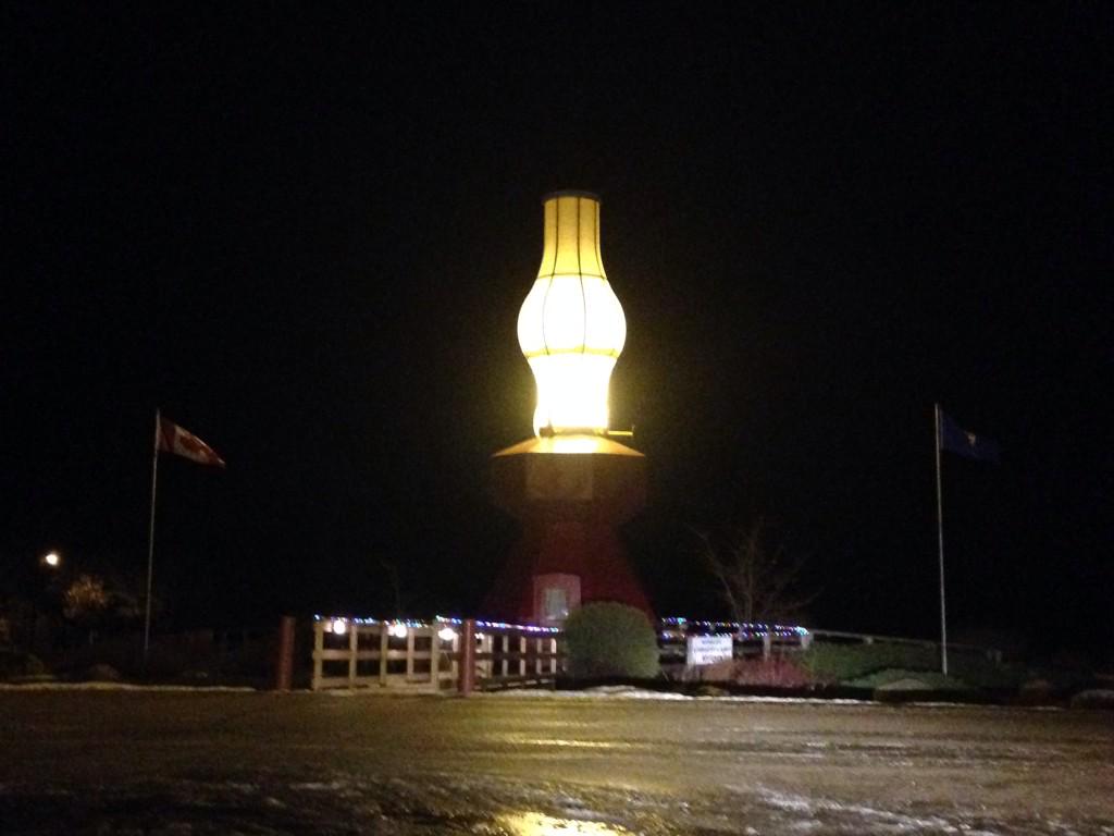 Stuthefarmer's tweet photo. Decided to visit the world's largest lamp on the way home. Why? Because it's there. #alberta #prairiegiants http://t.co/7FySsvkEyh